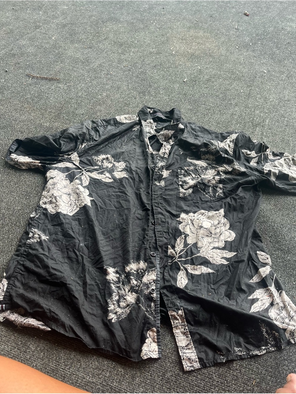 Men's Black Floral Short-Sleeve Button-Down Shirt